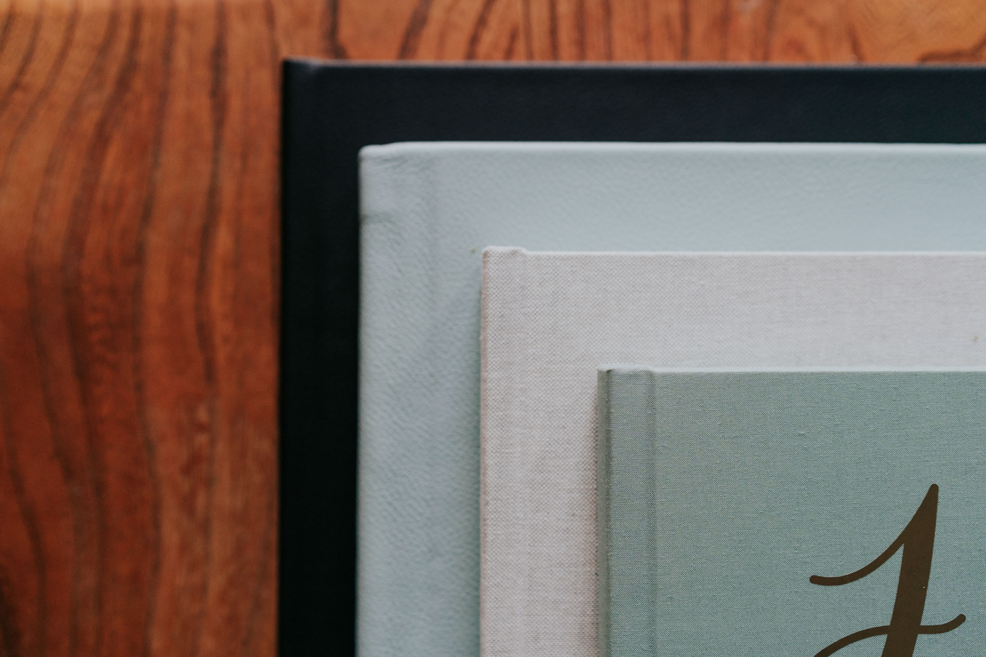 4 wedding albums in linen and leatherlike and different colours