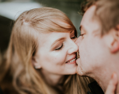 east london engagement photo with close up of couple kissing. joasis photoraphy