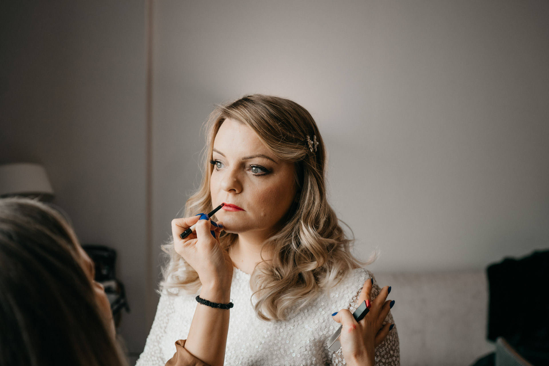 bride having make up